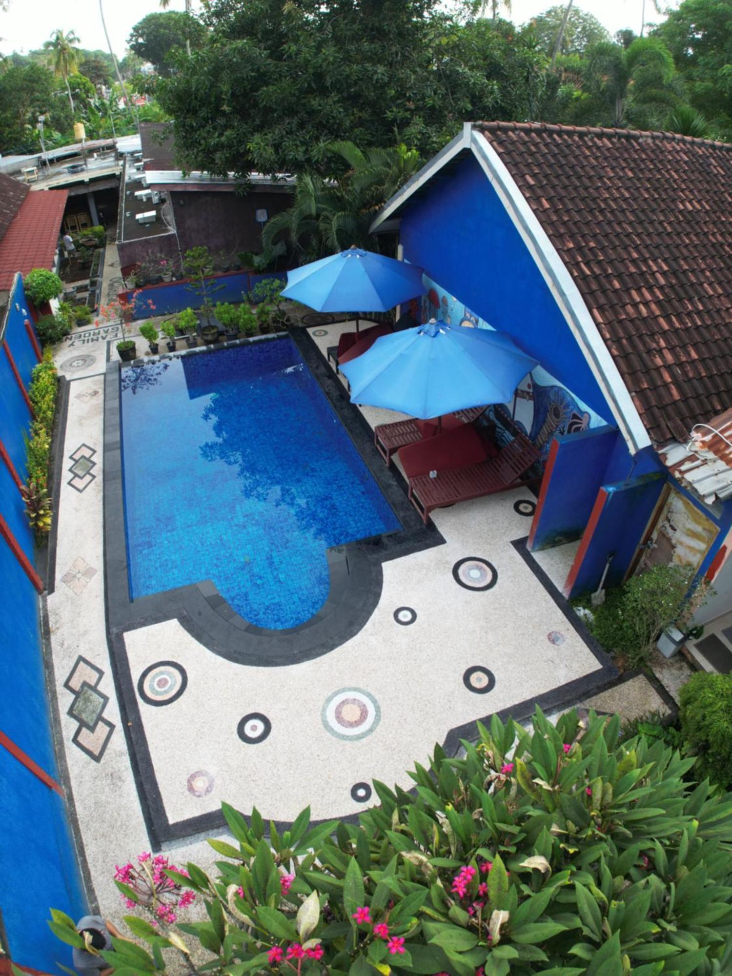 Family Garden Homestay Сенггиги Экстерьер фото